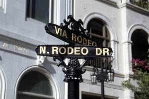 Rodeo_drive_street_sign-93